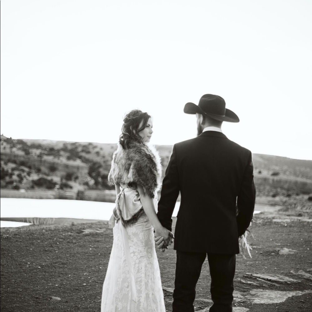 Sexy Gorgeous lace wedding dress! - Picture 3 of 7